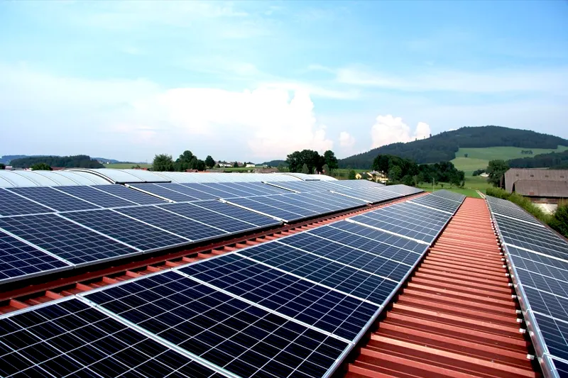 金属シリコンは、太陽電池産業で使用されている
